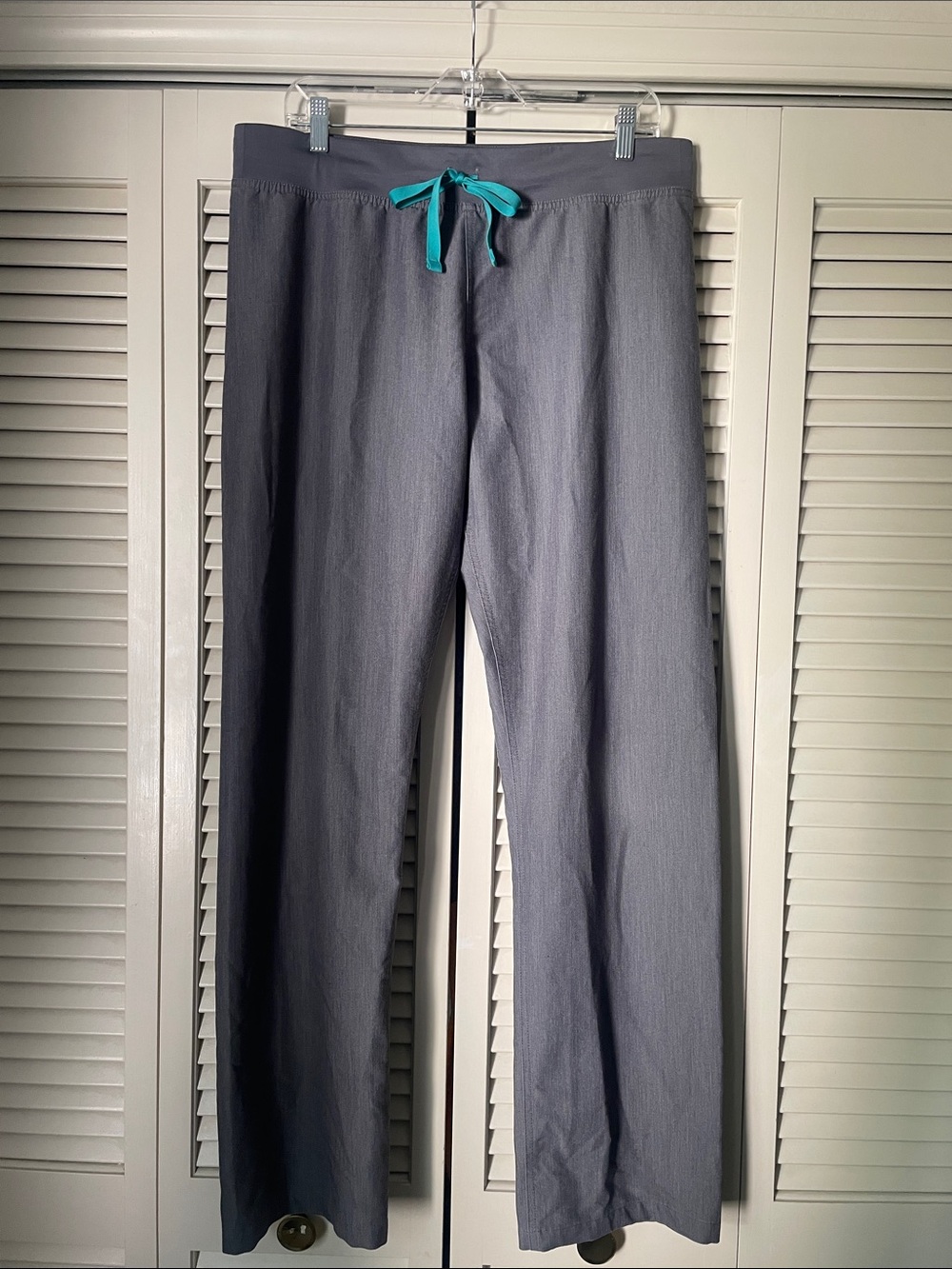 FIGS Livingston women’s high rise straight leg scrub pants Sz L / Tall gray